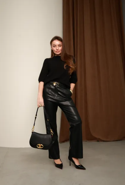 Лаконічний чорний светр