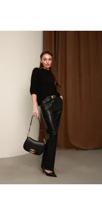 Лаконічний чорний светр. Колір: Чорний