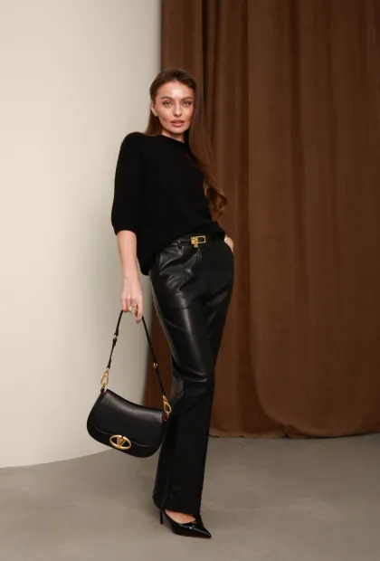 Лаконічний чорний светр