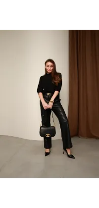 Лаконічний чорний светр. Доступні розміри: Tu