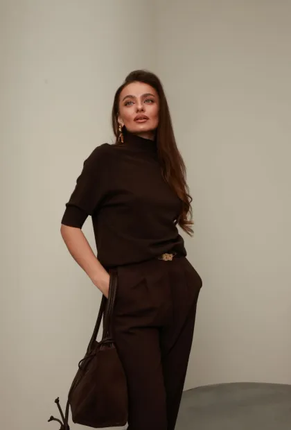 Шоколадний трикотажний светр з високою горловиною