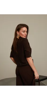 Шоколадний трикотажний светр з високою горловиною. Колір: Коричневий