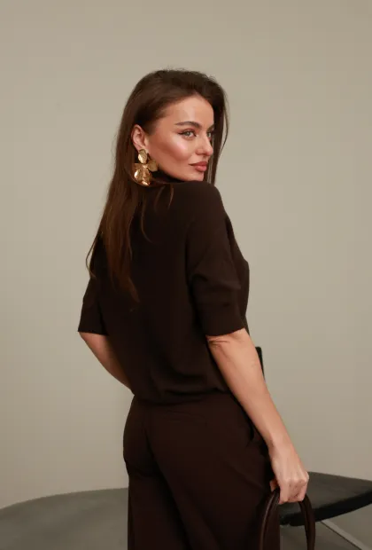 Шоколадний трикотажний светр з високою горловиною