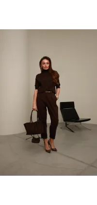 Шоколадний трикотажний светр з високою горловиною. Доступні розміри: Tu