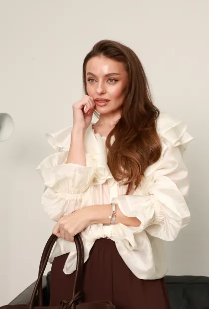 Блуза з багатошаровими воланами