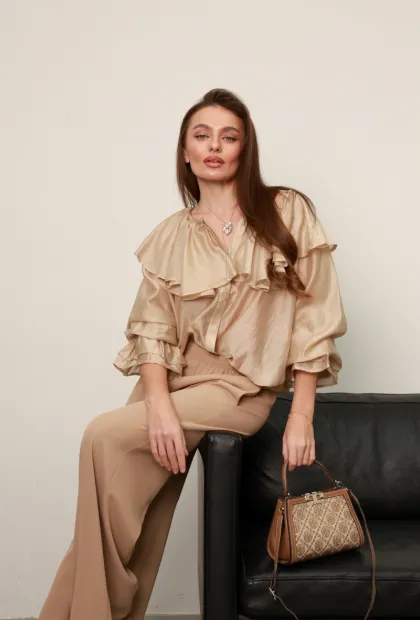 Блуза з воланами у відтінку шампань
