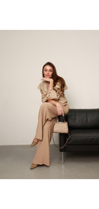 Блуза з воланами у відтінку шампань. Колір: Бежевий