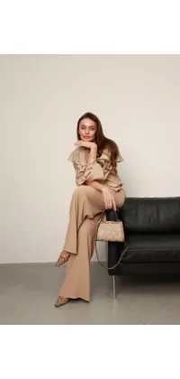 Блуза з воланами у відтінку шампань. Колір: Бежевий