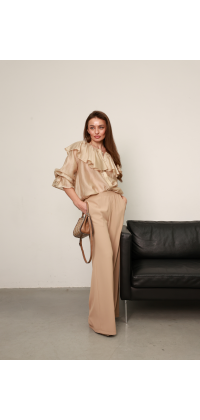 Блуза з воланами у відтінку шампань. Доступні розміри: Tu