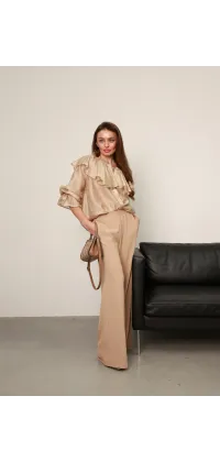 Блуза з воланами у відтінку шампань. Доступні розміри: Tu