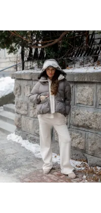 Пухова куртка з капюшоном у відтінку тауп. Колір: Хакі