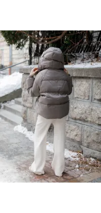 Пухова куртка з капюшоном у відтінку тауп, від Jador