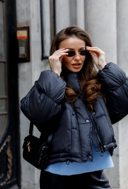 Пухова куртка чорного кольору з об’ємним силуетом