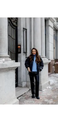 Пухова куртка чорного кольору з об’ємним силуетом. Колір: Чорний