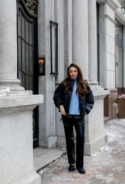 Пухова куртка чорного кольору з об’ємним силуетом