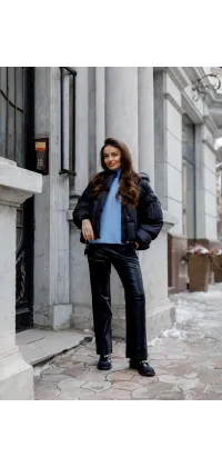 Пухова куртка чорного кольору з об’ємним силуетом. Доступні розміри: M