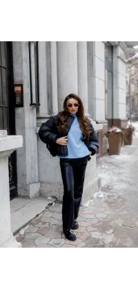 Пухова куртка чорного кольору з об’ємним силуетом, одяг від Jador