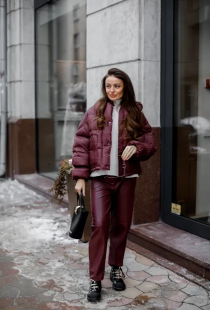 Пухова куртка бордового кольору з об’ємними рукавами
