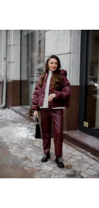 Пухова куртка бордового кольору з об’ємними рукавами. Доступні розміри: M