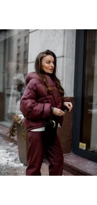 Пухова куртка бордового кольору з об’ємними рукавами, одяг від Jador