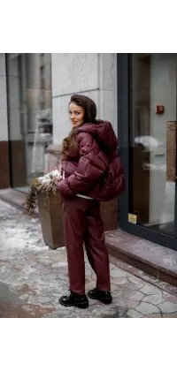 Бордова пухова куртка, одяг від Jador