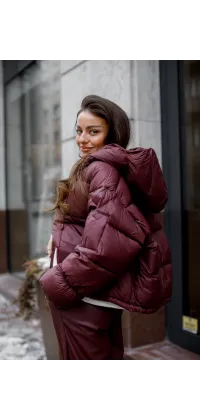Пухова куртка бордового кольору з об’ємними рукавами, від Jador