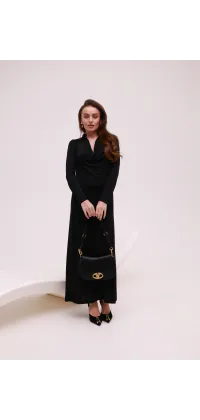 Чорна сукня IMPERIAL з драпірованим вирізом. Доступні розміри: XS, S, M, L