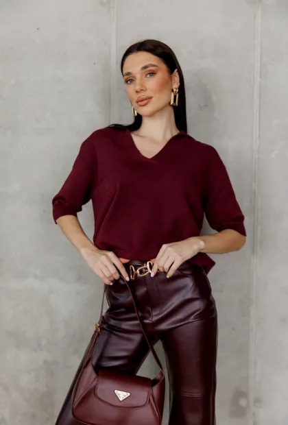 Светр з V-подібним вирізом