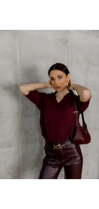 Светр з V-подібним вирізом. Доступні розміри: 