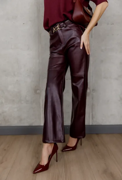 Светр з V-подібним вирізом