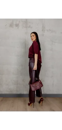 Светр з V-подібним вирізом. Ціна: 4590 грн