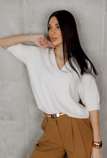 Світлий светр з V-подібним вирізом