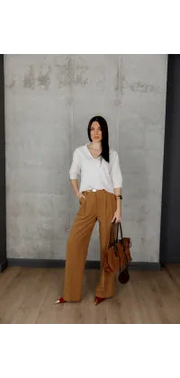 Світлий светр з V-подібним вирізом. Колір: Білий