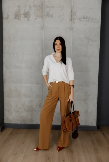 Світлий светр з V-подібним вирізом