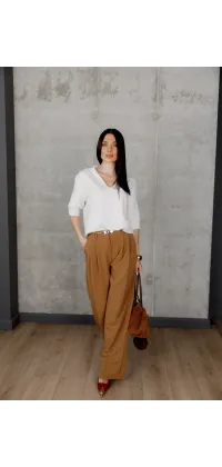 Світлий светр з V-подібним вирізом. Доступні розміри: Tu