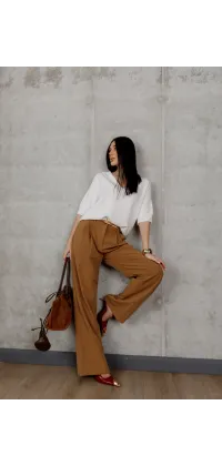 Світлий светр з V-подібним вирізом, від Jador