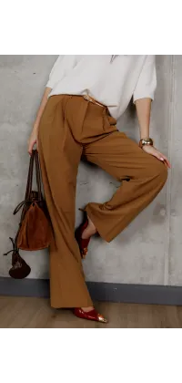 Світлий светр з V-подібним вирізом. Ціна: 4590 грн