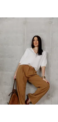 Світлий светр з V-подібним вирізом, зображення