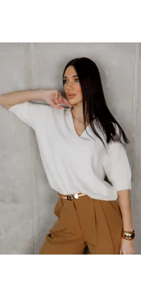 Світлий светр з V-подібним вирізом зображення 1