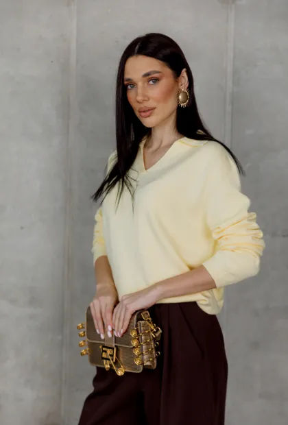 Жовтий светр з V-подібним вирізом