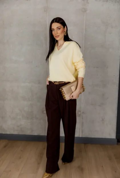 Жовтий светр з V-подібним вирізом