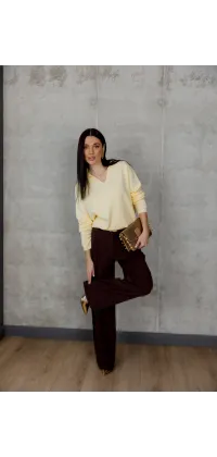 Жовтий светр з V-подібним вирізом. Доступні розміри: 