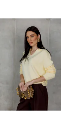 Жовтий светр з V-подібним вирізом, одяг від Jador