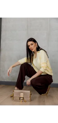 Ніжний светр у світло-жовтому відтінку, одяг від Jador