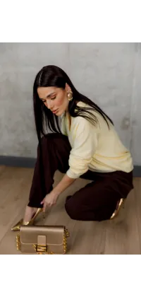 Жовтий светр з V-подібним вирізом, від Jador