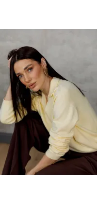 Жовтий светр з V-подібним вирізом. Ціна: 4590 грн