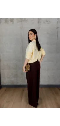 Жовтий светр з V-подібним вирізом, зображення