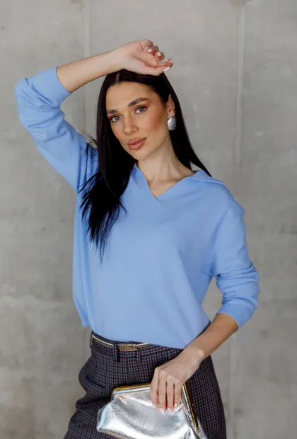 Блакитний светр з V-подібним вирізом