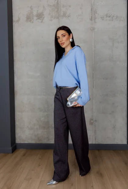 Блакитний светр з V-подібним вирізом