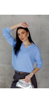 Блакитний светр з V-подібним вирізом. Доступні розміри: 